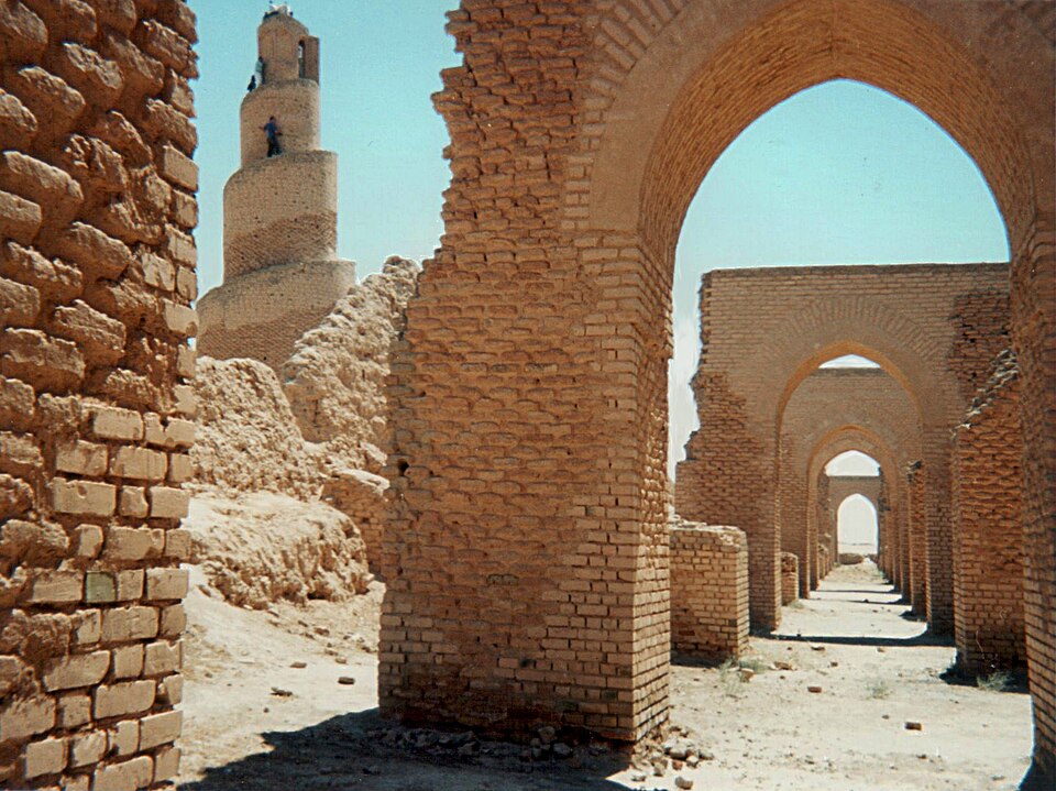 عقود أبي دلف والمنارة الحلزونية