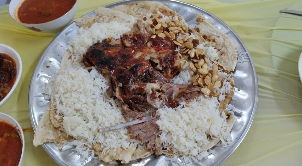 اللحم والأرز والمكسرات في القوزي