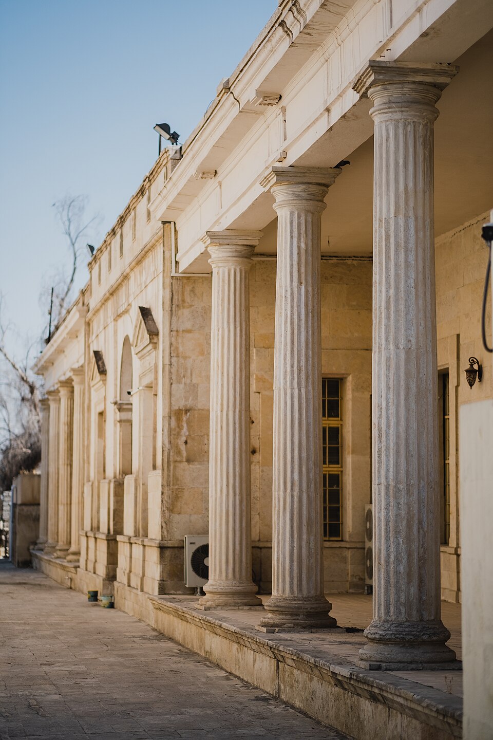 متحف الموصل من الخارج · صورة تاريخية من 2019