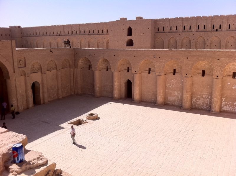 فناء الأخيضر وأروقته